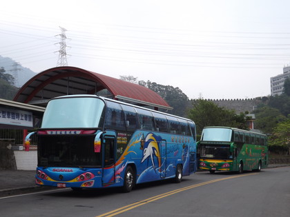 駅前の観光バス（離れた所にもっといます）